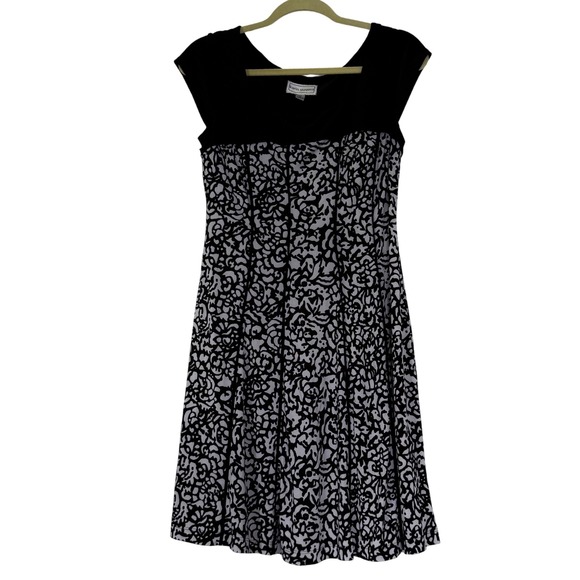 karin stevens Dresses & Skirts - Karin Stevens Fit & Flare Dress Womens 10 Black White Floral Scroll‎ Excellent